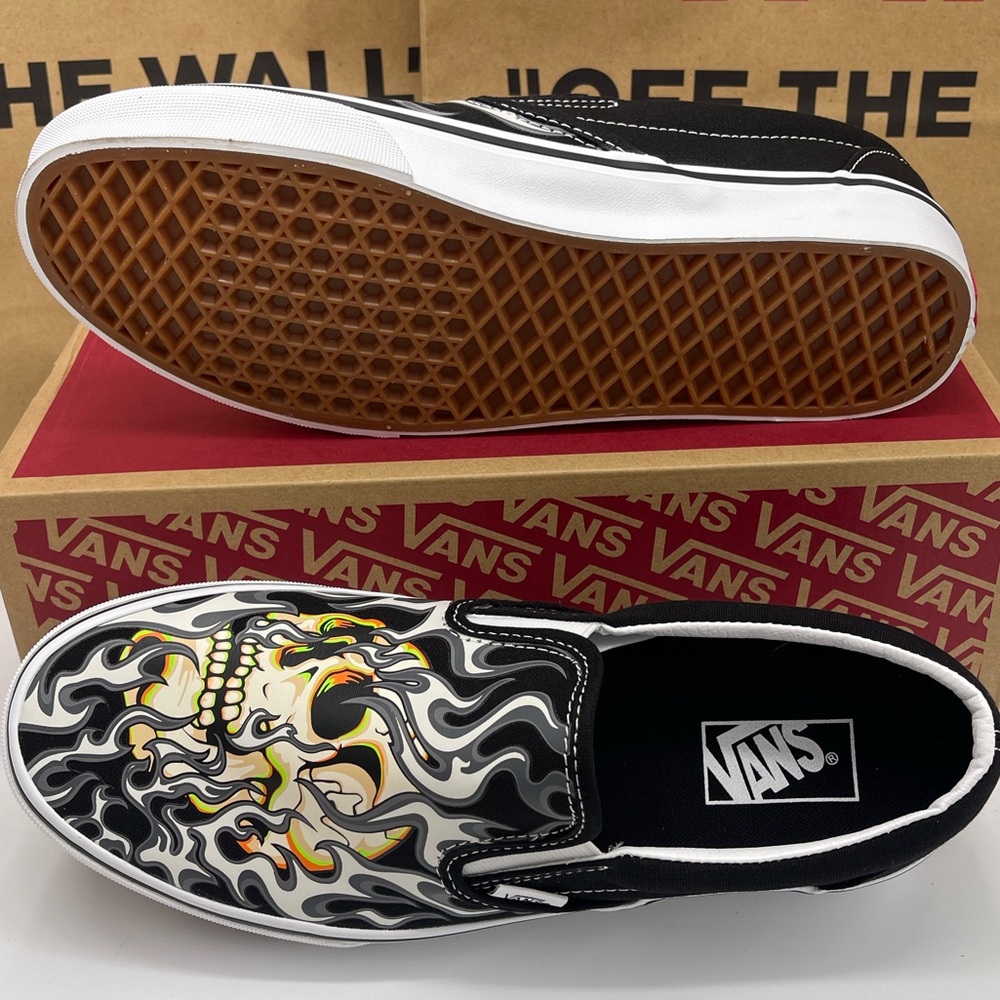 Vans Men's Black Skull Design Bold Classic Slip-On
Flame Skull Black/True White - Picture 11 of 16